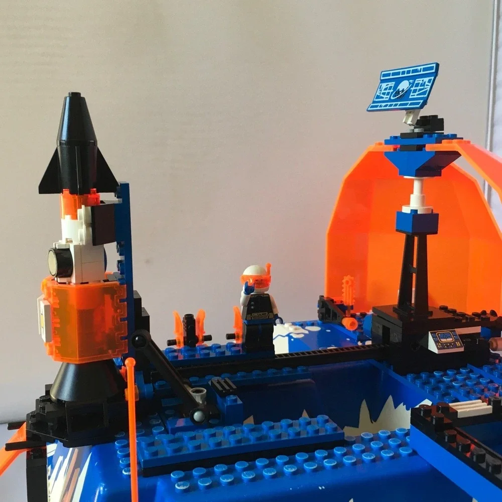 Space LEGO Ice Planet 2002 Ice Station Odyssey (6983)